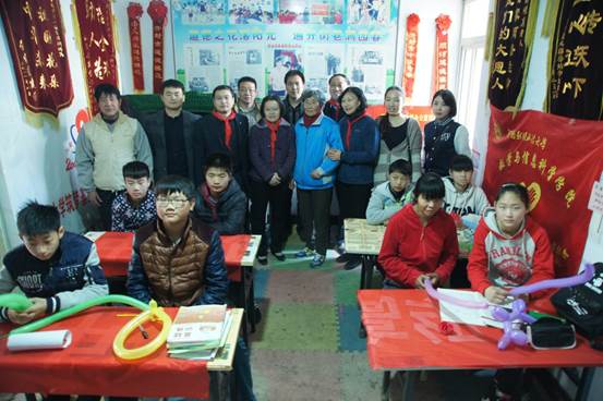 说明: C:\Users\Morning\Desktop\文件\宣传部\临时\3.19传雷锋精神,树敬老之风——谈球吧“微力量”爱心团队赴开封探望刘传真老人和留守儿童1.JPG